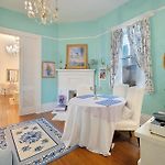 6Br 3 Ba Huge, Balcony, Cemetery, Streetcar Sleeps 12!