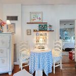 6Br 3 Ba Huge, Balcony, Cemetery, Streetcar Sleeps 12!