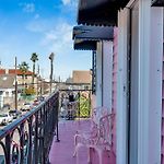 Barbie Dream Suite W Hot Tub Sauna Near Fq