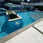 Blue Crawfish Boutique Hotel & Pool Bar