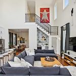 New Stylish Renovation Heated Pool & Spa