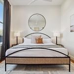 New Stylish Renovation Heated Pool & Spa