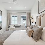 Designer 6-Bedroom Pool 1 Block To Parade Route