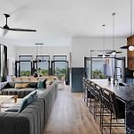 Designer Home 1 Block To Magazine Heated Pool&Spa