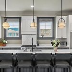 7Br City Condo & Pool Access Near Cbd