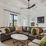 Deluxe Modern Home Heated Pool & Game Room