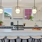 Luxe Sunlit Home Heated Pool & Near Cbd