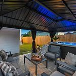 Elegant Stylish Home With Hot Tub & Pergola