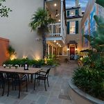 Elegant Cbd Residence With Courtyard & Balcony