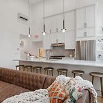 Two Luxe Cbd Hotel Suites Near French Quarter