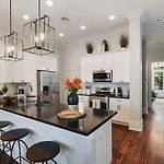 Sunny Midcentury Luxury Home Near French Quarter