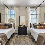 Sleek Modern Condo Walk To French Quarter