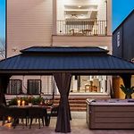 Stylish Modern Home With Hot Tub & Pergola
