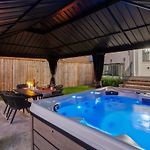 Stylish Modern Home With Hot Tub & Pergola