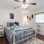 Modern Nola House With Yard Your Mardi Gras Base