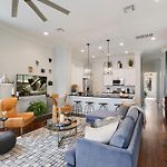 Sunny Midcentury Luxury Home Near French Quarter