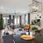 Sunny Midcentury Luxury Home Near French Quarter