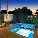 5 Bedroom Designer Home On Magazine Pool & Spa