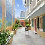 Elegant Cbd Residence With Courtyard & Balcony