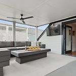 New Luxury Home Heated Pool & Spa