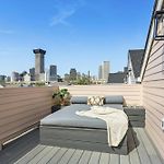 Stylish 7 Bedroom Luxe Home Heated Pool & Spa