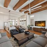 New Luxury Home Heated Pool & Spa