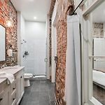 Sleek Historic Apartment In The Cbd