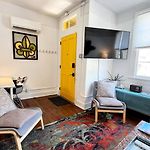 Pet-Friendly Algiers Stay W Record Player