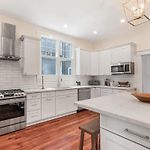 Classy Upscale Villa Perfect Uptown Location