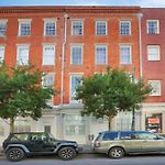 Luxury Art Suite In Nola Cbd