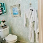 3 Or4Br 2A, Gorgeous, Fq, Streetcar, Courtyard Sleeps 8