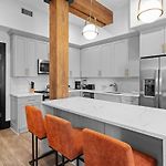 Downtown 2Bd 2Ba Suite Heated Rooftop Gym Hotel Pool