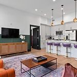 2Br 2Ba Suite Rooftop Pool Gym Game Room Hotel