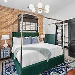 Suite Modern Comfort Pool Gym & Game Room Hotel
