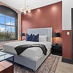 Suite Lux Rooftop Pool Gym Gameroom Downtown Hotel
