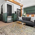 Downtown Suite With Rooftop Pool Game Room & Gym