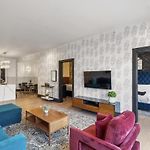 Lux Suite Rooftop Pool Workspace Games Hotel