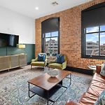 Luxury 2 Bedroom Downtown Suite