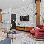 Historic Charm With Modern Luxuries Suite Rooftop Pool