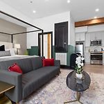 Historic Charm With Modern Luxuries Suite Rooftop Pool