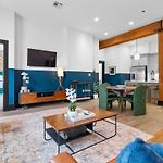 Modern Comfort Suite Pool Gym Luggage Lockers Hotel