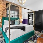 Modern Comfort Suite Pool Gym Luggage Lockers Hotel