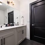 Spacious Suite Downtown 2Bd 2Ba Gym Hotel Pool