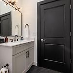 Spacious Suite Downtown 2Bd 2Ba Gym Hotel Pool