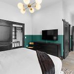 Downtown 2Bd Suite Spacious Private Terrace Hotel