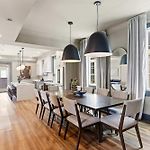 Luxe Sunlit Home Heated Pool & Near Cbd