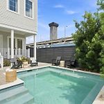 Luxe Sunlit Home Heated Pool & Near Cbd
