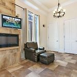 Spacious 4Br Condo On Carondelet Near All Hot Spo
