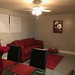 A Good Little House/ Une Maisonette Bien
