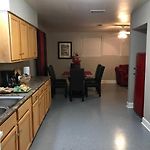 A Good Little House/ Une Maisonette Bien